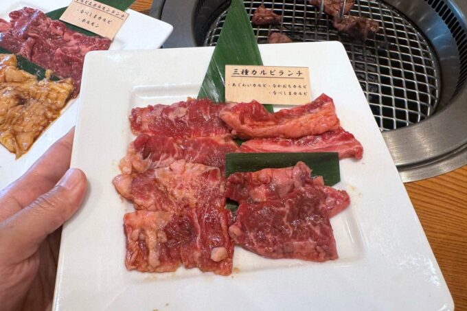 うるま市「焼肉なべしま 具志川店」三種のカルビランチ（1700円）のお肉