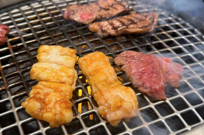 うるま市「焼肉なべしま 具志川店」ホルモンとカルビを焼く