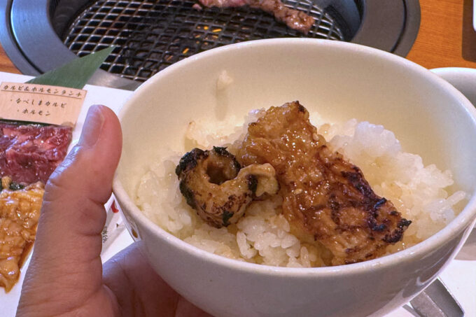 うるま市「焼肉なべしま 具志川店」ごはんの上にワンバウンドして食べると、タレごはんまでおいしい