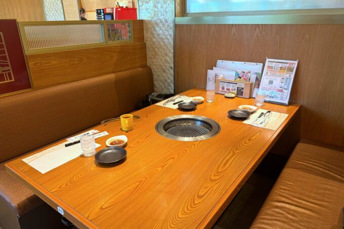 うるま市「焼肉なべしま 具志川店」店内の客席（ボックス席）