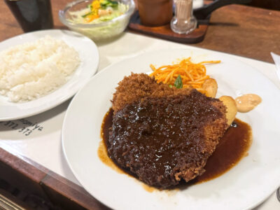 神戸市「欧風料理もん」ビーフカツレツ（2860円）とライス（280円）