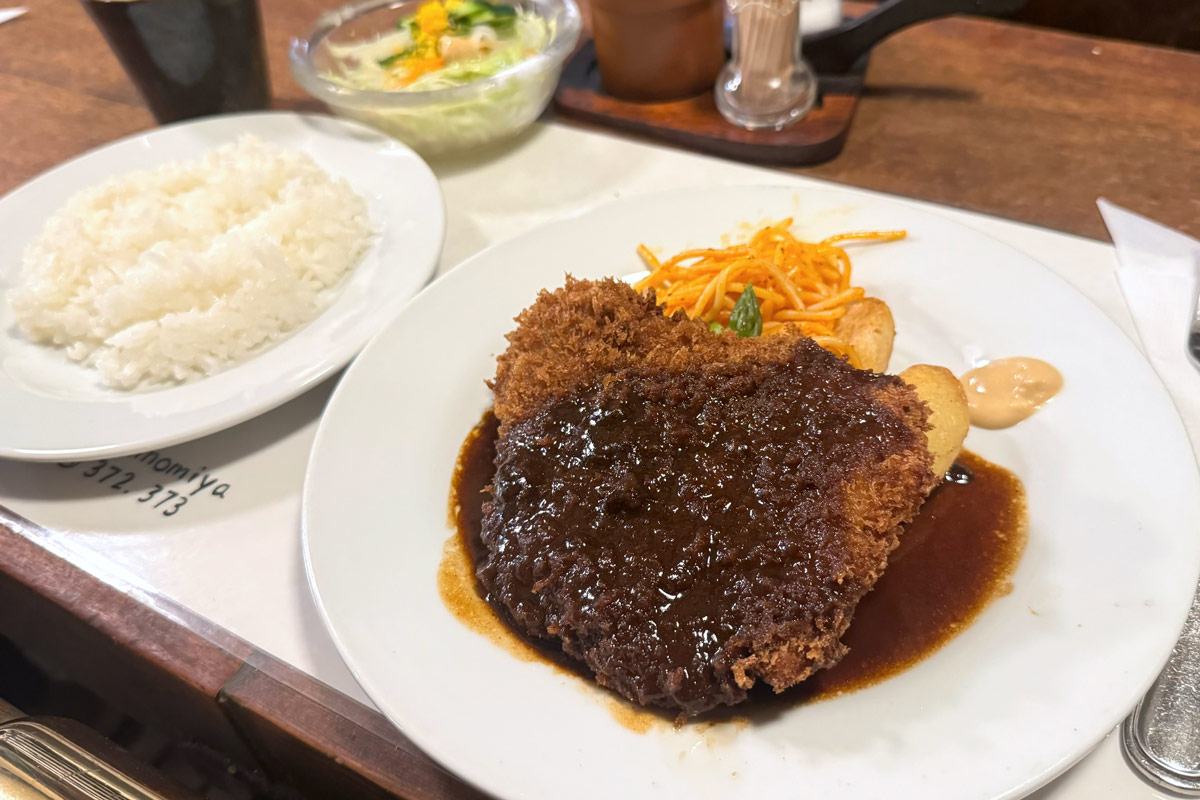 神戸市「欧風料理もん」ビーフカツレツ（2860円）とライス（280円）