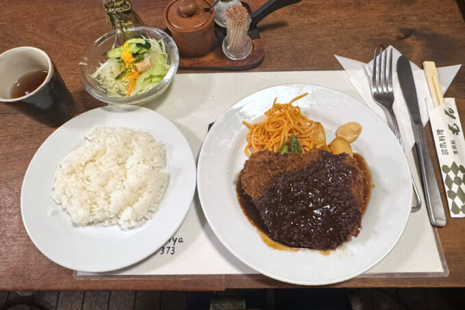 神戸市「欧風料理もん」で食べたビーフカツレツ（2860円）とライス（280円）