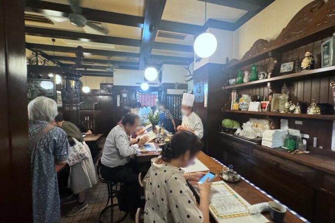 神戸市「欧風料理もん」店内の様子（カウンター席とテーブル席）