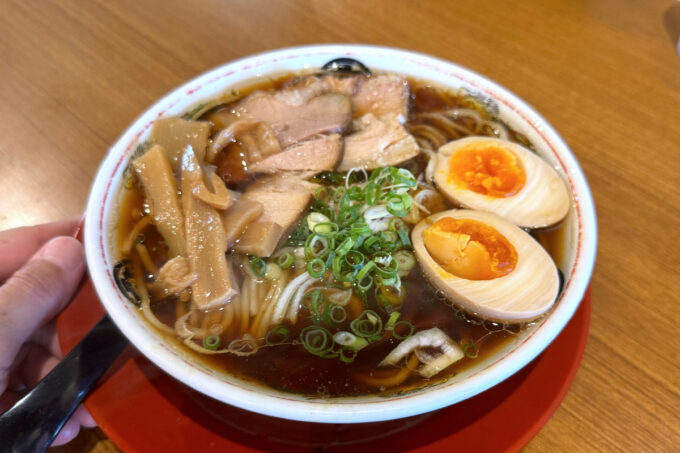 豊見城市「豚骨ラーメン まる・安」味玉しょうゆラーメン（940円）