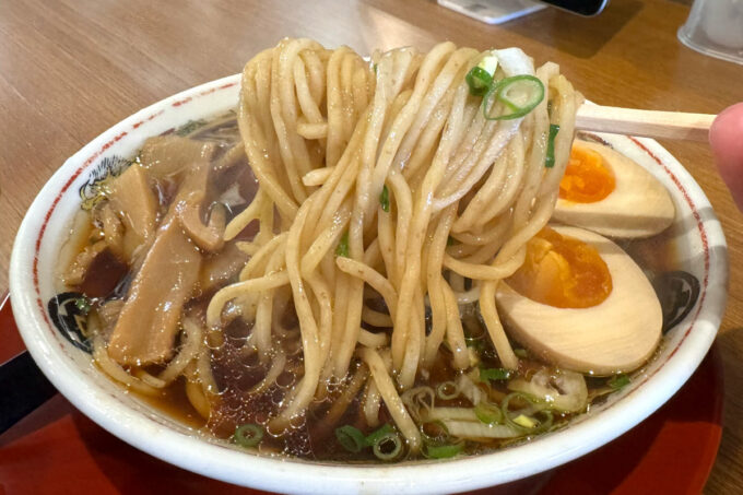 豊見城市「豚骨ラーメン まる・安」しょうゆラーメンの麺は結構太めだった