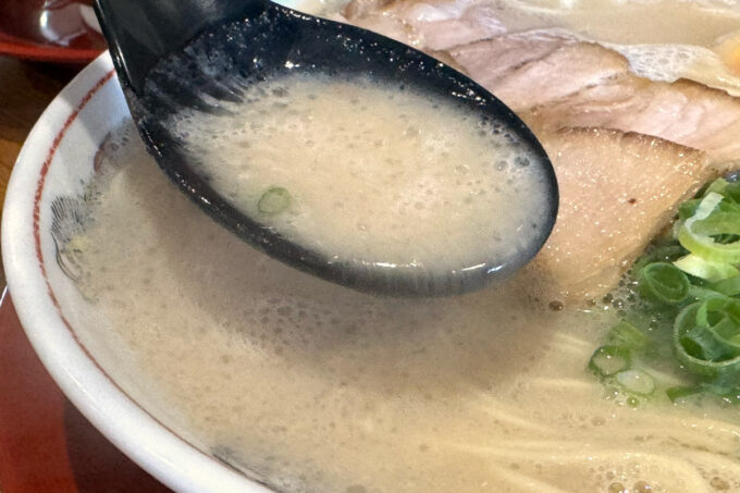 豊見城市「豚骨ラーメン まる・安」豚骨ラーメンのスープ