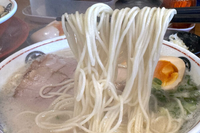 豊見城市「豚骨ラーメン まる・安」豚骨ラーメンの麺は細ストレート麺