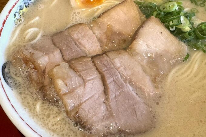 豊見城市「豚骨ラーメン まる・安」豚骨ラーメンのチャーシュー