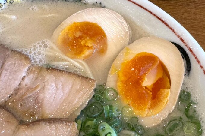 豊見城市「豚骨ラーメン まる・安」豚骨ラーメンに乗せられた味玉