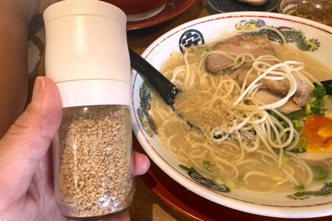 豊見城市「豚骨ラーメン まる・安」豚骨ラーメンに白胡麻をすりつぶして入れるとおいしかった