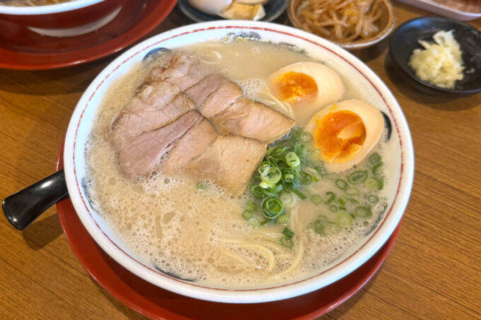 豊見城市「豚骨ラーメン まる・安」味玉豚骨ラーメン（890円）