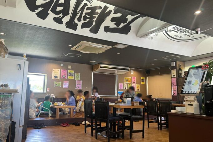 豊見城市「豚骨ラーメン まる・安」の店内（テーブル席とお座敷席）