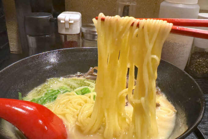 神戸市「元祖山笠ラーメン〆」麺の茹で加減をやわにすると＋100円になるそうだ