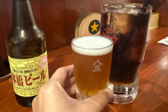 那覇市「大衆酒場 足立屋 泉崎店」日本橋ビール（590円）とコーラ（300円）で乾杯