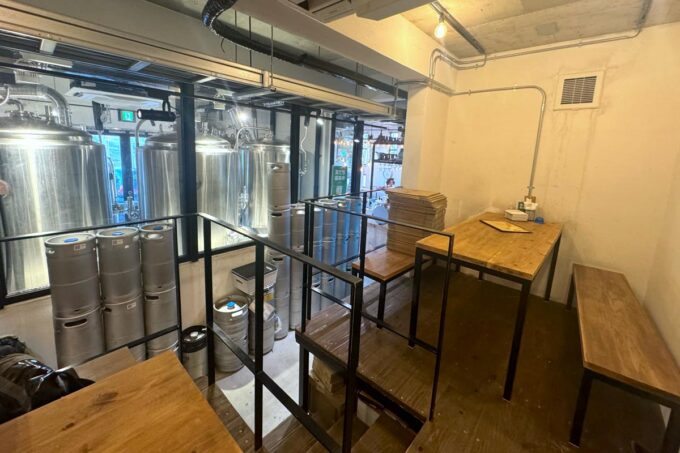 与那原町「AGARIHAMA BREWERY（アガリハマブルワリー）」のテーブル席