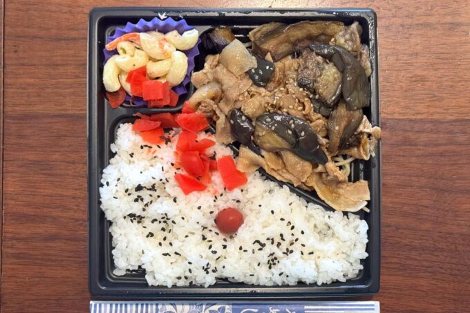 浦添市大平「弁当屋じゃがいも」ビジネス弁当（豚肉となすの旨醤油炒め、380円）