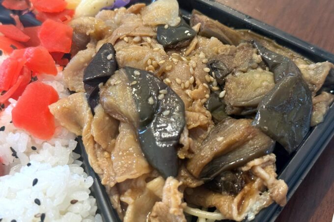 浦添市大平「弁当屋じゃがいも」豚肉となすの旨醤油炒めがたっぷり