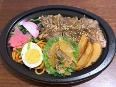 浦添市大平「弁当屋じゃがいも」限定10食の牛ステーキプレート（600円）