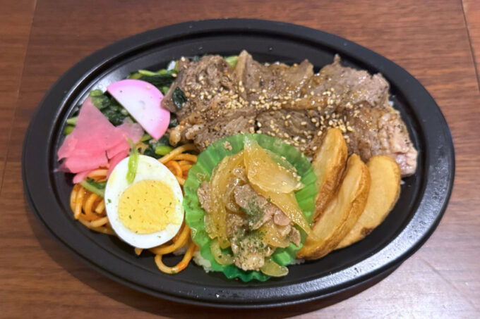 浦添市大平「弁当屋じゃがいも」限定10食の牛ステーキプレート（600円）