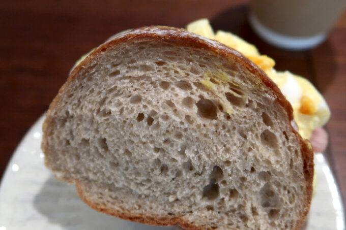 那覇市西町「パン・ド・マイン （Pain de Main）」ハムとたまごのサンドイッチはハード系パンを使っている