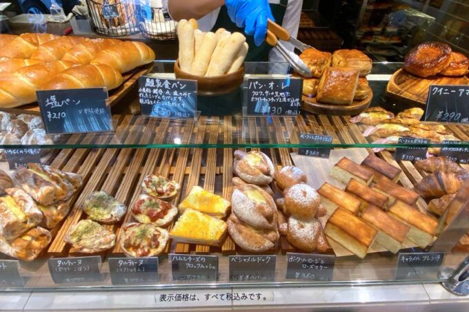 那覇市西町「パン・ド・マイン （Pain de Main）」離乳食パンやおかずパンも売られている