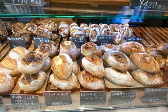 那覇市西町「パン・ド・マイン （Pain de Main）」ハード系のリーンなパンもいっぱいある